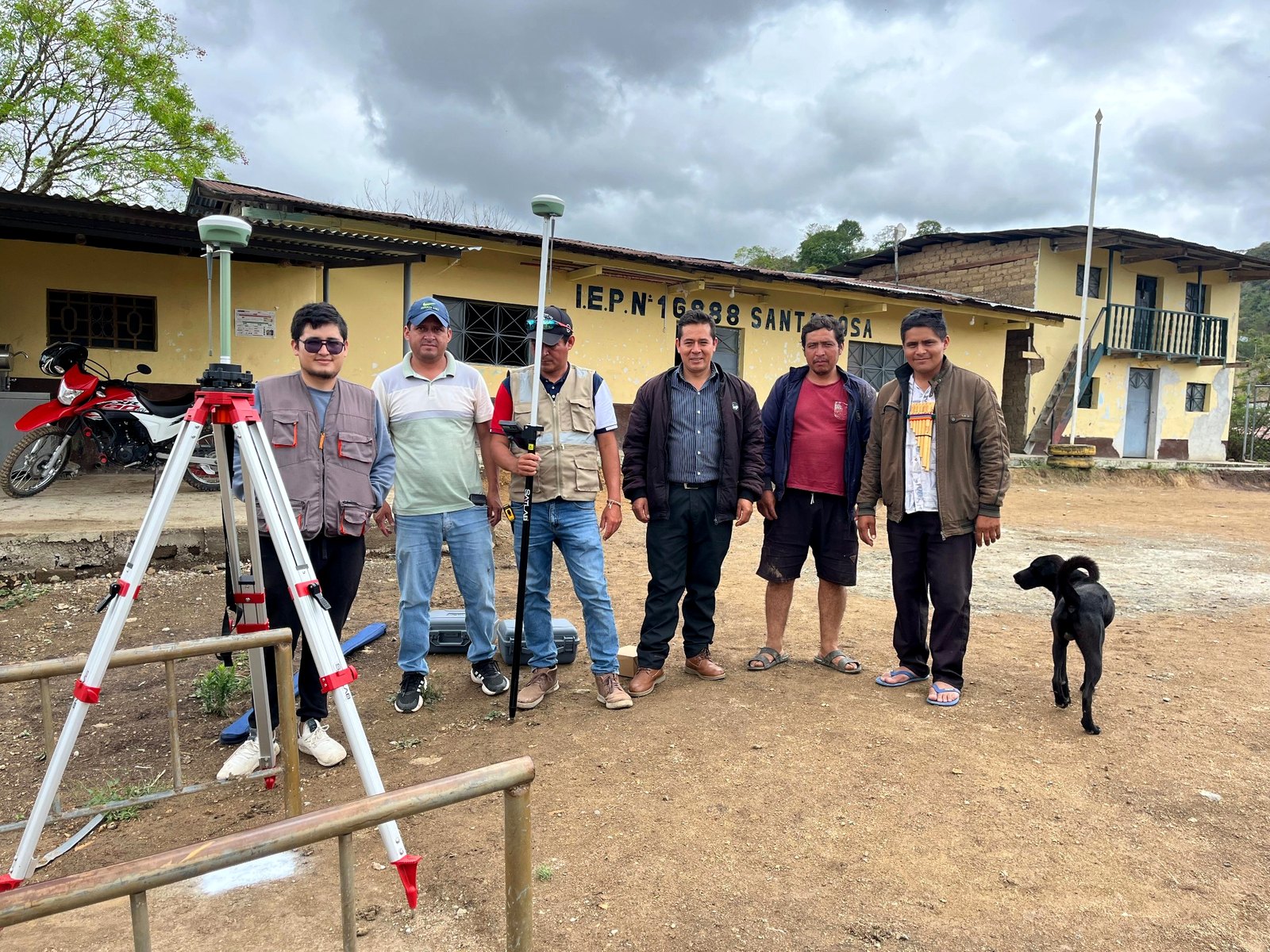 Equipo topográfico con personal en campo