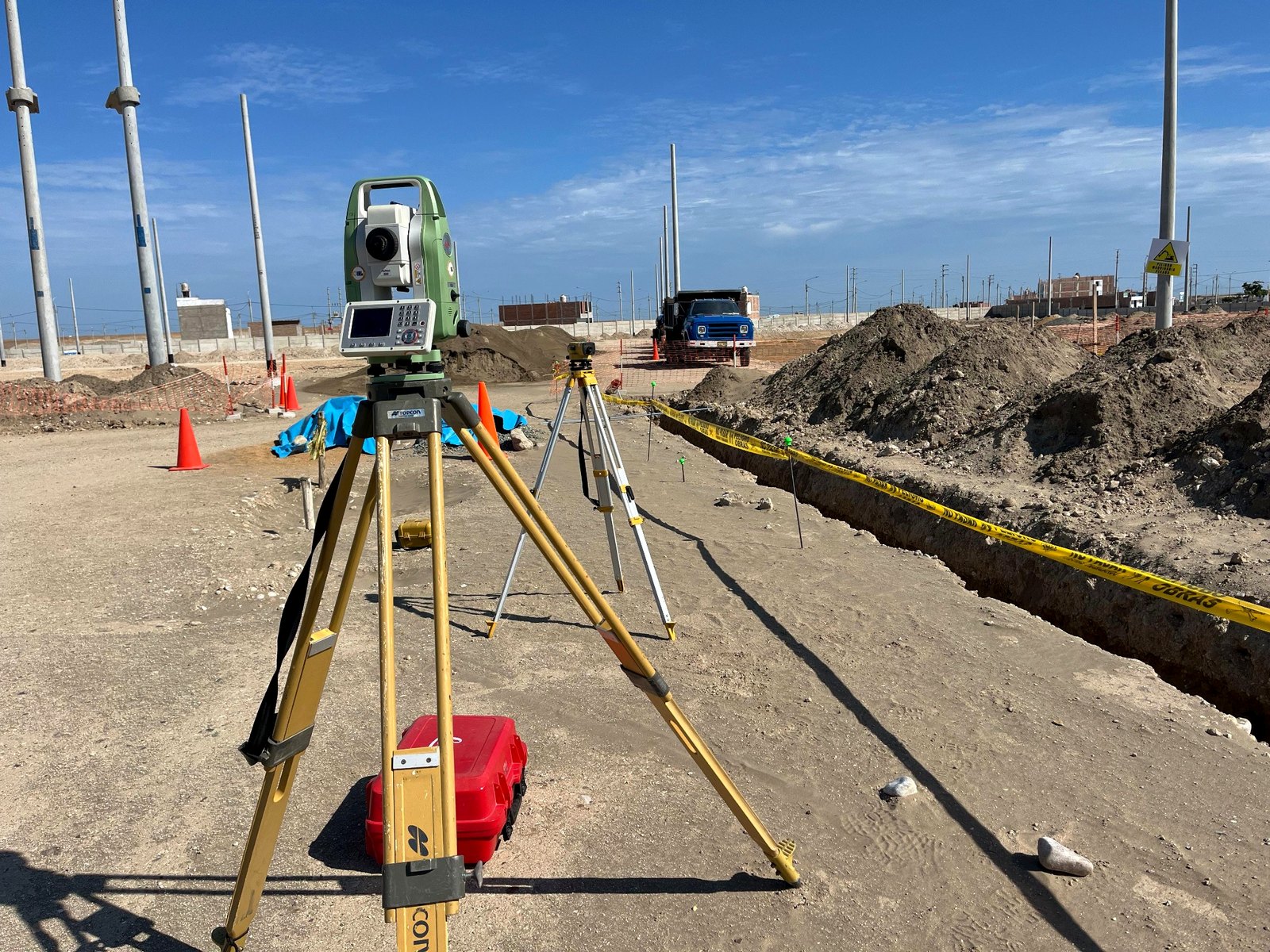 Trabajo topográfico con estación total en obra